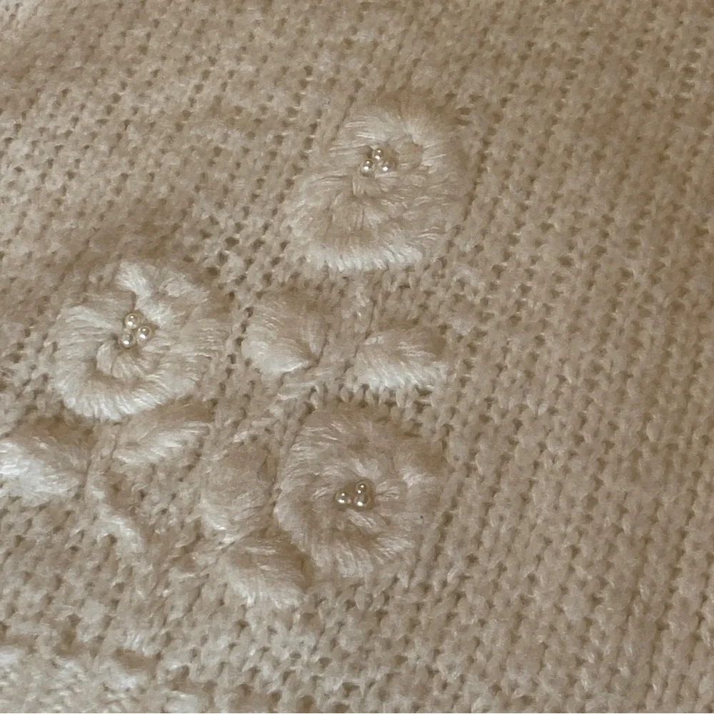 Vintage Colleen’s Collectables white sweater with white flowers - Picture 6 of 7